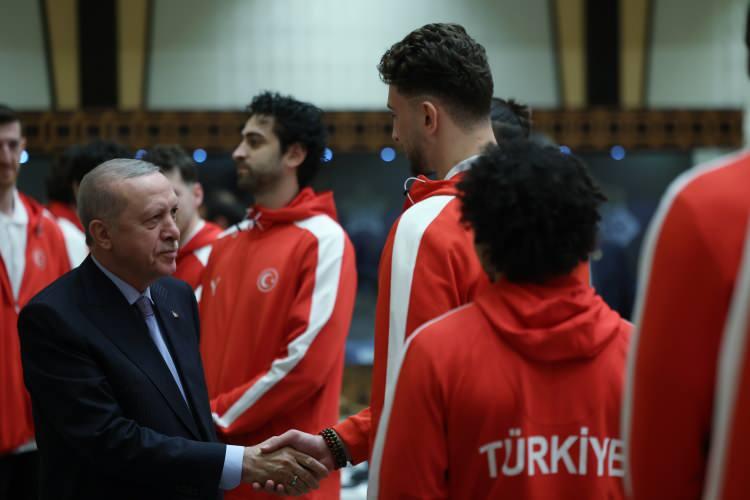 <p><strong>Ülkemizi Avrupa’da temsil etmekte gösterdiği başarı için yöneticilerimize, teknik ekibimize ve sporcularımıza teşekkür ediyorum.</strong></p>
