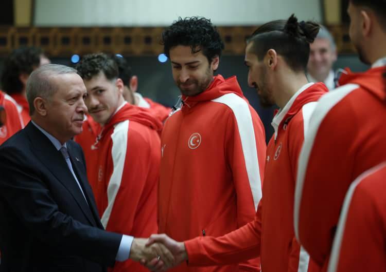<p>2027’de Katar’da düzenlenecek Dünya Basketbol Şampiyonası’na da katılıp turnuvanın en güçlü takımı olacağımızı düşünüyorum."</p>
