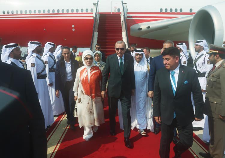 <p>Cumhurbaşkanı Erdoğan'a eşi Emine Erdoğan, Milli İstihbarat Teşkilatı (MİT) Başkanı İbrahim Kalın, Cumhurbaşkanı Dış Politika ve Güvenlik Başdanışmanı Akif Çağatay Kılıç, Cumhurbaşkanlığı İletişim Başkanı Burhanettin Duran ile AK Parti Genel Başkan Yardımcısı ve Sağlık Politikaları Başkanı Prof. Dr. Halit Yerebakan eşlik ediyor.</p>