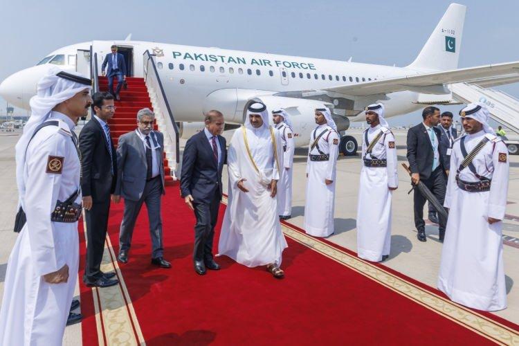 <p>Pakistan İslam Cumhuriyeti Başbakanı Muhammed Şahbaz Şerif, Acil Arap-İslam Zirvesi'ne katılmak üzere Pazartesi günü Doha'ya geldi.</p>

<p> </p>
