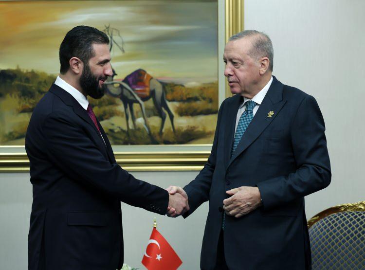 <p><span style="color:#B22222"><strong>SURİYE</strong></span></p>

<p> </p>

<p>Cumhurbaşkanı Erdoğan, zirveye katılan Suriye Cumhurbaşkanı Ahmed Şara ile bir araya geldi.</p>

<p> </p>

<p>Cumhurbaşkanı Erdoğan görüşmede, Şara’nın Birleşmiş Milletler Genel Kurulu toplantısına katılmasının tarihî önemde olduğunu, Türkiye’nin Suriye’ye destek vermeye devam edeceğini, ikili ilişkileri geliştirmek için çalıştıklarını ifade etti.</p>

<p>Cumhurbaşkanımız, Türkiye’nin Suriye’de farklı unsurları bir araya getirecek adımları takip ettiğini, Suriye’nin birlik ve beraberliğinin korunmasının ve SDG’nin 10 Mart mutabakatına riayet etmesinin önemli olduğunu belirtti.</p>

<p> </p>
