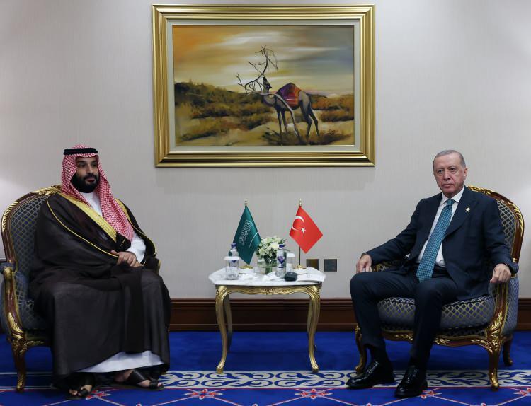 <p><span style="color:#B22222"><strong>SUUDİ ARABİSTAN </strong></span></p>

<p> </p>

<p>Cumhurbaşkanı Erdoğan, zirveye katılan Suudi Arabistan Veliaht Prensi Muhammed bin Selman ile bir araya geldi.</p>

<p> </p>
