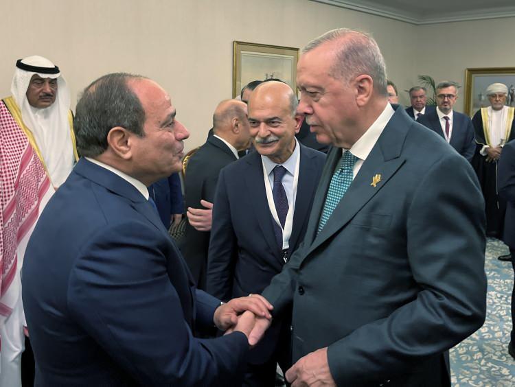 <p>Cumhurbaşkanı Erdoğan zirveye katılan Mısır Cumhurbaşkanı Abdulfettah es-Sisi ile görüştü.</p>

<p> </p>
