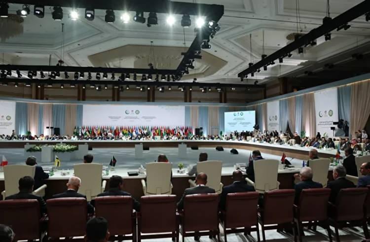 <p>Cumhurbaşkanı Recep Tayyip Erdoğan, İsrail’in Katar’daki Hamas heyetine yönelik saldırısının ardından düzenlenen İslam İşbirliği Teşkilatı–Arap Ligi Olağanüstü Zirvesi için Doha’ya geldi.</p>
<p> </p>
<p> Erdoğan zirvede yaptığı açıklamasında İsrail’i “soykırımcı” ve “terör zihniyeti” olarak nitelendirip, saldırıyı şiddetle kınadı. </p>