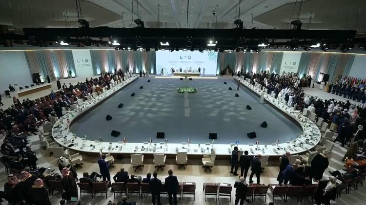 <p>Cumhurbaşkanı Recep Tayyip Erdoğan, Katar'ın başkenti Doha'da düzenlenen İslam İşbirliği Teşkilatı-Arap Ligi Olağanüstü Zirvesi’ndeki aile fotoğrafı çekimine katıldı.</p>

