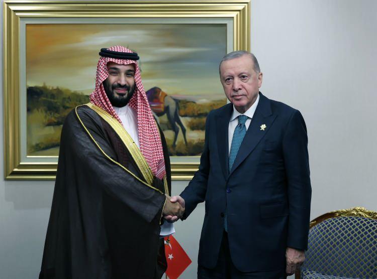 <p>Görüşmede, Türkiye – Suudi Arabistan ikili ilişkilerinin yanı sıra bölgesel ve küresel meseleler de ele alındı.</p>
<p>Cumhurbaşkanı Erdoğan görüşmede, giderek yayılan İsrail saldırganlığının kabul edilemeyeceğini, İsrail’in yaptıklarının hesabını hukuk önünde vermesi gerektiğini, Türkiye’nin İsrail saldırganlığının hedefi olan ülkelerin yanında durmaya devam edeceğini belirtti.</p>
<p>Cumhurbaşkanımız, Türkiye’nin Gazze’de acil ateşkesin sağlanması ve insani yardımların ulaştırılması için gayretlerini kararlılıkla sürdüreceğini ifade etti.</p>