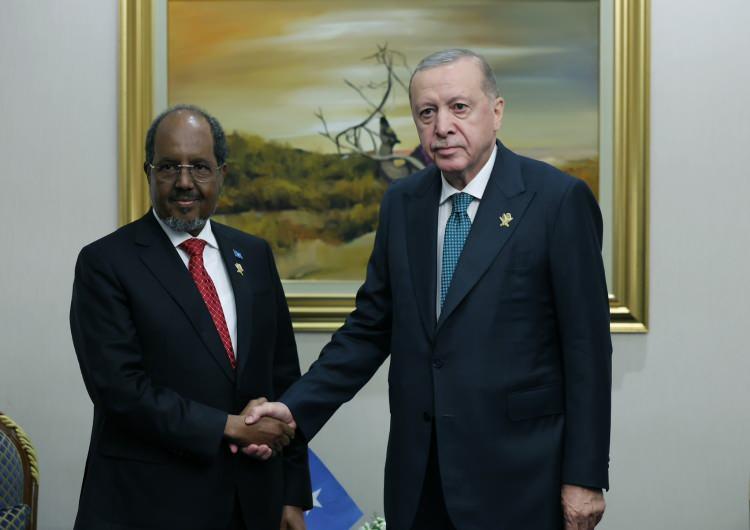 <p>Görüşmede Türkiye ile Somali ikili ilişkileri, bölgesel ve küresel gelişmeler ele alındı.</p>
<p>Cumhurbaşkanı Erdoğan görüşmede, İsrail’in hedef aldığı Gazze’de insani durumun ağırlaştığını, Filistin’e yardımların kesintisiz erişimi için uluslararası toplumun sesini yükseltmesi gerektiğini, Türkiye’nin ilk günden itibaren Gazze’ye insani yardım ulaştırmak için çaba sarf ettiğini belirtti.</p>
<p>Cumhurbaşkanımız, bu süreçte İsrail’e yönelik yaptırımların artırılmasının önemli olduğunu, özellikle ekonomik alanda atılacak adımların sonuç verebileceğini ifade etti.</p>
<p>Cumhurbaşkanı Erdoğan, Türkiye-Somali arasındaki iş birliğinin her geçen gün ileriye taşındığını, Türkiye’nin Somali’ye verdiği desteğin artarak süreceğini belirtti.</p>