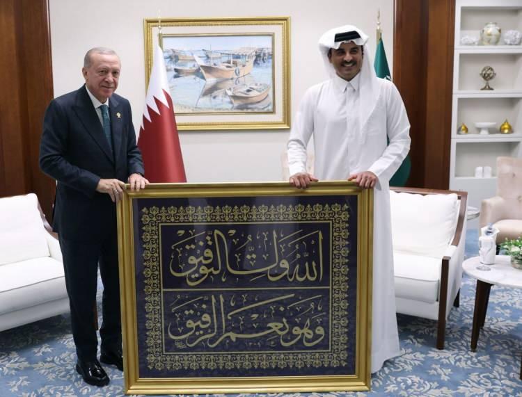 <p>Cumhurbaşkanı Recep Tayyip Erdoğan, İslam İşbirliği Teşkilatı ve Arap Ligi Olağanüstü Zirvesi için bulunduğu Doha’da, Katar Emiri Şeyh Temim bin Hamed Al Sani ile bir görüşme gerçekleştirdi. Görüşmede Türkiye ile Katar ikili ilişkileri, bölgesel ve küresel konular ele alındı. Cumhurbaşkanı Erdoğan görüşmede, İsrail’in Katar’a yönelik saldırısının kabul edilemeyeceğini, Türkiye’nin her zaman Katar’ın yanında olduğunu belirtti. Erdoğan, İsrail’in düzenlediği saldırı ile barış müzakerelerini baltalamayı amaçladığını, her şartta müzakerelerin devamının faydalı olacağını, Türkiye’nin arabuluculuk çalışmalarına destek vermeyi sürdüreceğini ifade etti.</p>

<p> </p>
