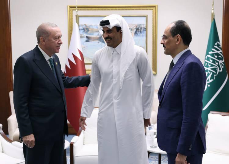 <p>Cumhurbaşkanı Erdoğan, Türkiye-Katar ilişkilerinin savunma sanayii ve güvenlik başta olmak üzere her alanda geliştirileceğini belirtti. Görüşmede Erdoğan, İsrail saldırısında şehit düşenlere rahmet, yaralılara şifa dileklerini de ifade etti. </p>

