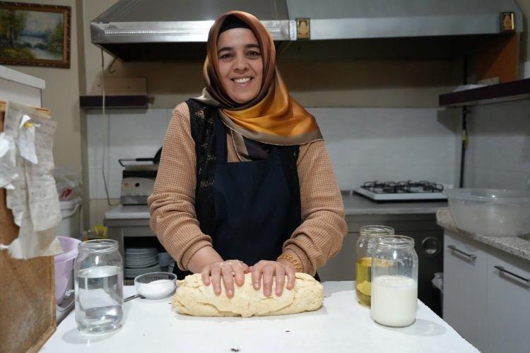 <p>Pişen babukko yemeğinin üzeri alınarak ufaltılıyor. Ardından hazırlanan bol tereyağlı ve sarımsaklı yoğurtla elde edilen harçla servis ediliyor.</p>

<p> </p>

<p>Babukko yemeğinin püf noktası ise tereyağı ve sarımsak kokusunun yemeğe geçmesi olarak belirtiliyor.</p>
