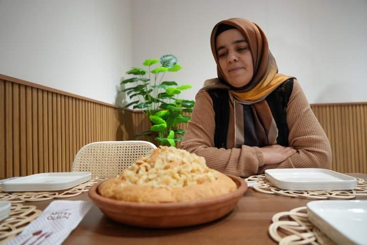 <p>Ballı, yöresel lezzet babukko yemeğinin coğrafi işaret alma yolunda ilerlediğinin de altını çizerek, "<strong>Ürünlerin coğrafi işaret alınması yönünde Valimiz Hamza Aydoğdu’nun da oldukça hassasiyeti var. Kesme kadayıfa şu anda coğrafi işaret alındı. Ürünün tanıtımını bizler, valimiz ve diğer kurumlar gayet güzel yapıyoruz. Özellikle dışardan gelen öğrencilere tanıtıyoruz. Erzincan’ın kesme kadayıfını bilen çok kimse yoktu ama öğrendiler. Şimdi babukkoyu da aynı şekilde herkese öğreteceğiz."</strong> dedi.</p>