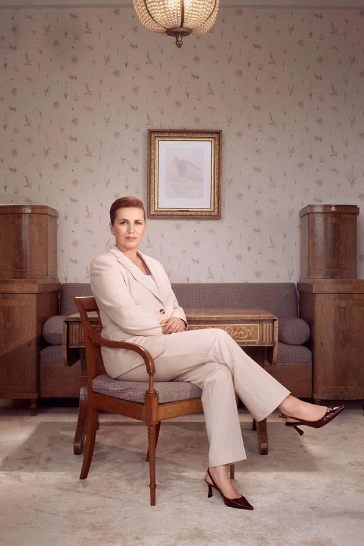 <p><strong><span style="color:rgb(178, 34, 34)">METTE FREDERİKSEN</span> | 1.70 m</strong></p>
<p> </p>
<p><strong>Danimarka Başbakanı</strong></p>