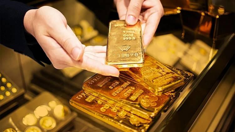 <p><em><strong>Altın ve Para Piyasaları Uzmanı İslam Memiş durumu şöyle özetledi:</strong></em></p>

<p>"9 ayda gramında bin 960 lira getirisi oldu, yani yüzde 64 civarında bir kazanç gramında. Ons altın da 2 bin 623 dolar seviyesinden yıla başlamıştı. 3 bin 700 dolar, yani 45 yılın zirvesi ons altın tarafında görüldü. Bu da yüzde 41'lik bir getiri sağladı gram altın."</p>
