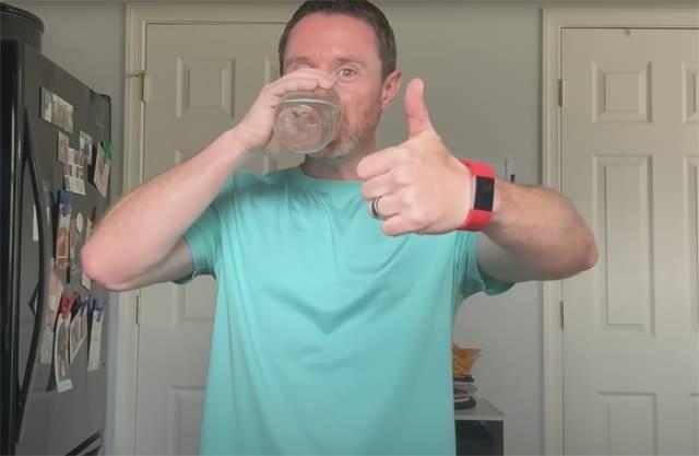 <p>Justin Dorff, <span style="color:#800080"><em><strong>"Bedenini yeniden başlatma" </strong></em></span>adı altında tam 7 gün boyunca hiçbir katı gıda tüketmedi. <strong>Sadece su içerek bir nevi oruç tuttuğunu vurgulayan Dorff</strong>, bu süreç içerisinde yaşadığı tüm bedensel ve zihinsel değişimleri de adım adım kayıt altına aldı.</p>
