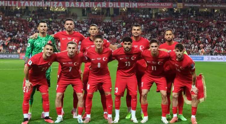 <p>2026 FIFA Dünya Kupası Elemeleri'ndeki mücadelesine devam eden A Millî Takımımız, Uluslararası Futbol Federasyonları Birliği (FIFA) tarafından açıklanan Eylül ayı dünya sıralamasında bin 555 puanla 27. sıradaki yerini korudu.</p>