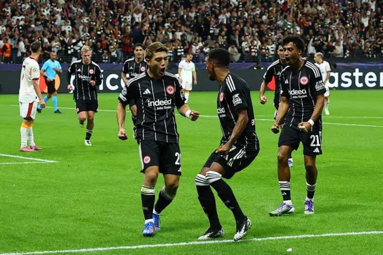 <p><strong>Die Welt:</strong> Eintracht Frankfurt, 940 gün aradan sonra Şampiyonlar Ligi'ne dönüşünde görkemli bir futbol şöleni yaşadı ve Şampiyonlar Ligi'nin lig aşamasındaki ilk galibiyetini aldı.</p>