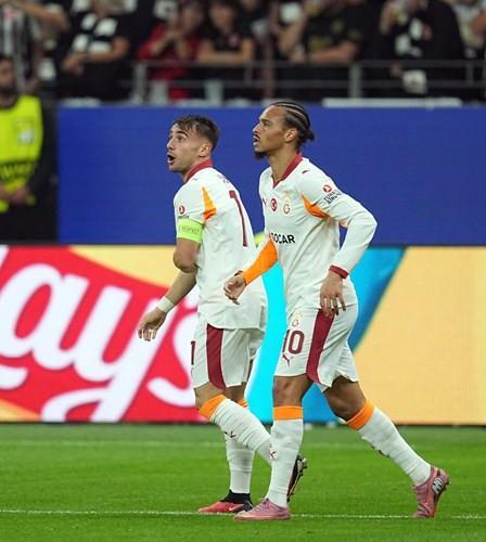 <p><strong>Sueddeutsche</strong>: Türkiye Ligi lideri İlkay Gündoğan ve Leroy Sane ile Şampiyonlar Ligi maçı için Frankfurt'a gidiyor ancak işler o kadar ters gidiyor ki Eintracht Frankfurt ezici bir zafer kazanıyor. Julian Nagelsmann, Leroy Sane transferi hakkında Türkiye'nin bazı kesimlerinde hakaret olarak algılanan şu sözlerle yorum yapmıştı: "Leroy artık Bundesliga'dan biraz daha kötü bir ligde oynuyor. Daha fazla öne çıkmalı". Maçı incelediğinde muhtemelen değerlendirmesinin doğrulandığını hissetmiştir.</p>
