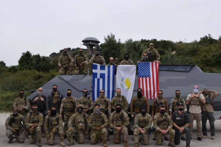<p><strong>KRİTİK ÜSSE YERLEŞTİRİLECEK</strong></p>
<p>Güney Kıbrıs yönetim bu konuya dair resmi açıklama yapmaktan kaçınsa da yerel basın sevkiyatın Limassol Limanı üzerinden yapıldığını ve sistemin Papafos’taki Andreas Papandreou Üssü’ne yerleştirileceğini bildirdi. Sosyal medyada ise kamyonların arkasına gizlenmiş askeri teçhizat videoları viral oldu.</p>