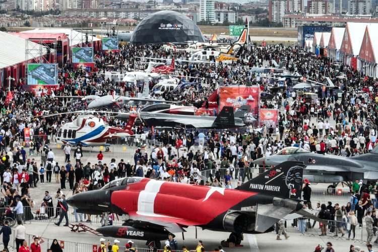 <div>Festivalde, hava gösterileri, konserler, sahne gösterileri, eğitici atölyeler, simülasyon deneyim alanları, planetaryum, bilim şovları, TEKNOFESTZaman Tüneli, milli deniz, kara ve hava araçları sergisinin yanı sıra öğrencilere özel ilk uçuş deneyim fırsatı sunuluyor.</div> <div> </div>
