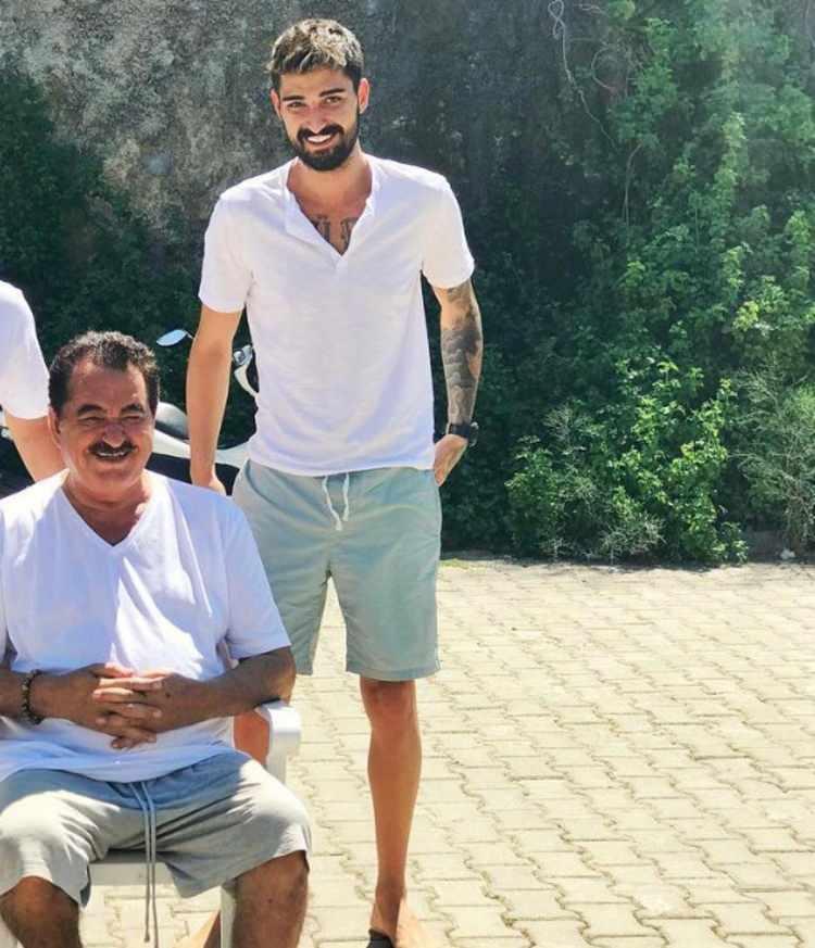 <p><span style="color:#FF0000"><strong>SOSYAL MEDYADA TARTIŞMALARA NEDEN OLDU</strong></span></p>

<p><strong>İdo Tatlıses'in açıklamasında dikkat çeken detay ise babasına karşı kullandığı "Bey" şeklindeki hitabı oldu. Tatlıses'in babasına 'Bey' demesi sosyal medyayı ikiye böldü. Çok sayıda "Saygıdan böyle söylüyor", "Ne kadar abarttınız 'Bey' diyor sadece" ve "Bana çok resmi geldi baban sonuçta ne gerek var" şeklinde yorumlar geldi.</strong></p>
