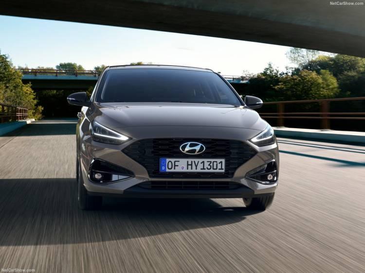 <p>Hyundai'nin gelişmiş güvenlik teknolojilerini bir araya getiren Smart Sense donanımları da i30'da standart olarak sunuluyor.</p>