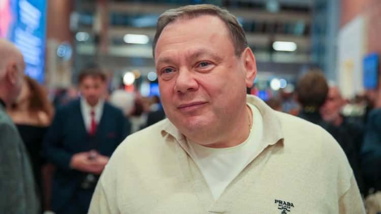 <p><strong><span style="color:#B22222">31)  MIKHAIL FRIDMAN </span>| 14,9 MİLYAR DOLAR</strong></p>

<p> </p>

<p>Mikhail Fridman, Rus iş insanı ve Alfa Group’un kurucularından biri olarak enerji, bankacılık ve perakende sektörlerinde büyük yatırımlara sahiptir. Serveti, başarılı iş girişimleri ve uluslararası ticaret operasyonlarından kaynaklanıyor.</p>
