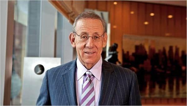 <p><strong><span style="color:#B22222">26) STEPHEN ROSS</span> | 18,4 MİLYAR DOLAR - Şehir Planlamacısı</strong></p>
<p> </p>
<p>Stephen Ross, ABD merkezli yatırım ve gayrimenkul geliştirme şirketi Related Companies’in kurucusu olarak tanınıyor. Serveti, lüks gayrimenkul projeleri ve çeşitli iş yatırımlarından geliyor.</p>