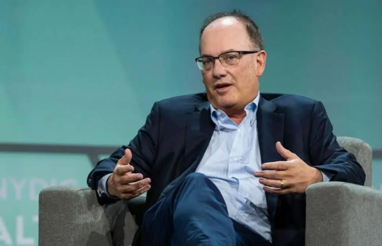 <p><strong><span style="color:#B22222">21) STEVE COHEN </span> | 21,3 MİLYAR DOLAR - Finansçı</strong></p>
<p> </p>
<p>Steve Cohen, hedge fon devi Point72 Asset Management’ın kurucusu ve finans dünyasının önde gelen yatırımcılarından biridir. Serveti, başarılı yatırım stratejileri ve hisse senedi ticaretinden kaynaklanıyor.</p>