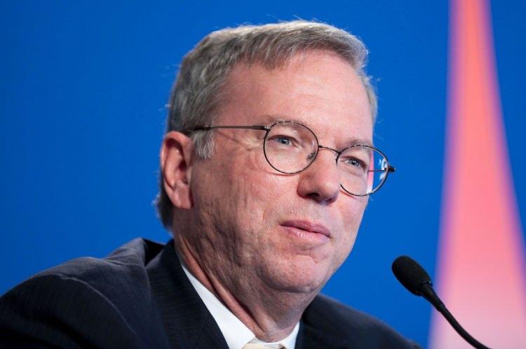 <p><strong><span style="color:#B22222">18) ERIC SCHMIDT </span> | 24 MİLYAR DOLAR - Yazılımcı</strong></p>
<p> </p>
<p>ABD'li Eric Schmidt, Google’ın eski CEO’su ve teknoloji dünyasının en etkili liderlerinden biridir. Serveti, Google’daki yöneticilik kariyeri ve teknoloji yatırımlarından kaynaklanıyor.</p>