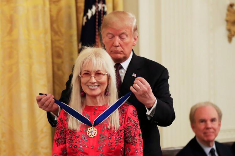 <p><strong><span style="color:#B22222">13)  MIRIAM ADELSON</span> | 32,1 MİLYAR DOLAR</strong></p>

<p> </p>

<p>Miriam Adelson, Amerikan casino ve medya imparatoru Sheldon Adelson’un eşi olarak servetini yönetiyor ve sağlık alanında bağışlarla tanınıyor. Serveti, Las Vegas’taki casino yatırımları ve medya girişimlerinden geliyor.</p>

<p> </p>

<p><span style="color:#B22222"><strong>İsraille bağlantısı:  </strong></span>Hayattayken İsrail’e en açık destek veren milyarderlerden biriydi. Israel Hayom gazetesinin sahibiydi ve İsrail Başbakanı Binyamin Netanyahu’ya siyasi ve mali destek sağladı. İsrail’deki kampanyalara milyonlarca dolar harcadı.</p>
