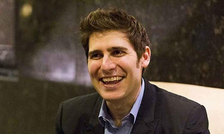 <p><strong><span style="color:#B22222">12)  EDUARDO SAVERIN</span> | 34,5 MİLYAR DOLAR  -  Girişimci</strong></p>

<p> </p>

<p>Eduardo Saverin, Facebook’un kurucu ortaklarından biri olarak teknoloji dünyasında tanınıyor. Serveti, sosyal medya platformundaki erken yatırım ve hisselerinden elde ettiği kazançlardan kaynaklanıyor.</p>
