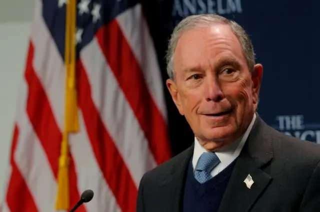 <p><strong><span style="color:#B22222">6)  MICHAEL BLOOMBERG</span> | 105 MİLYAR DOLAR - Finans</strong></p>

<p> </p>

<p>Michael Bloomberg, finansal veri ve medya devi Bloomberg LP’nin kurucusu ve eski New York Belediye Başkanıdır. Serveti, özellikle finansal bilgi hizmetleri ve medya sektöründeki yatırımlarından geliyor.</p>

<p> </p>

<p><span style="color:#B22222"><strong>İsrail bağlantısı:  </strong></span>Yahudi kimliğiyle tanınıyor. Doğrudan mali bağları zayıf olsa da, İsrail yanlısı politikaları destekleyen açıklamalarıyla biliniyor.</p>
