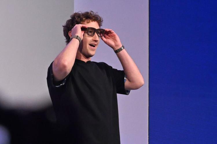 <p><strong><span style="color:#B22222">2)  MARK ZUCKERBERG </span> |  216 MİLYAR DOLAR</strong></p>

<p> </p>

<p>Mark Zuckerberg, Facebook’un (Meta) kurucusu ve CEO’su olarak sosyal medya dünyasında en etkili isimlerden biridir. Serveti, Meta bünyesindeki sosyal medya, sanal gerçeklik ve teknoloji yatırımlarından kaynaklanıyor.</p>
