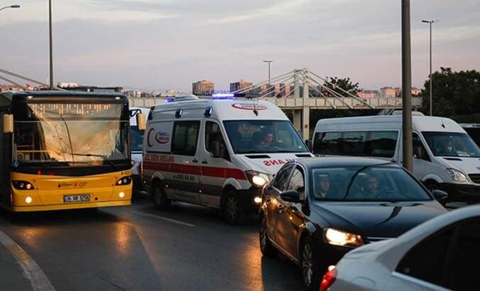 <p>İstanbul İl Sağlık Müdürlüğü Acil Sağlık Hizmetleri Başkanlığında görevli doktorlar tarafından, ambulans sireninin yoğun trafik ya da gürültü nedeniyle duyulamadığı durumlarda sürücüleri doğrudan bilgilendirmek amacıyla, ileri düzey radyo frekans modülü mühendislik teknikleriyle özel bir cihaz geliştirildi.</p>
