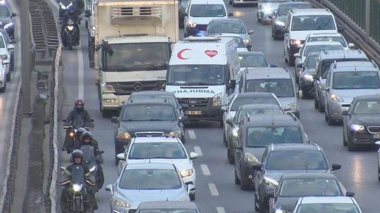 <p><span style="color:#B22222"><strong>"LÜTFEN AMBULANSA YOL VERİN" ANONSU YAPILACAK</strong></span></p>

<p> </p>

<p>Radyolara,<strong><em> "Lütfen ambulansa yol verin", "Lütfen yaklaşan ambulansa yol verin" ve "Lütfen fermuar sistemini uygulayarak yaşama yol verin"</em></strong> anonsları iletecek.</p>

<p>Sistem sayesinde sürücüler panik yaşamadan doğru tarafa yönelerek, ambulanslara yol verebilecek.</p>
