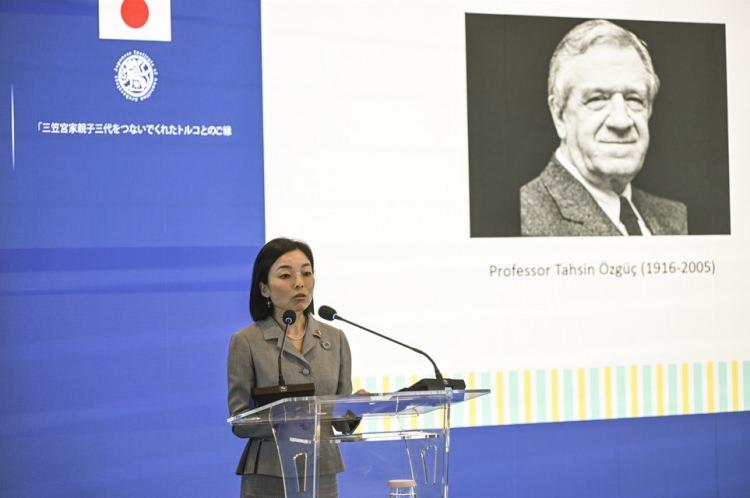 <p>İlk yurt dışı seyahatini lise ikinci sınıftayken, dedesi Prens Mikasa'nın kuruluşunda rol aldığı Türk Japon Vakfı Kültür Merkezi'nin açılış töreni<em>yle yaptığını anlatan Akiko, <strong>"Tarih biliminin ne kadar büyüleyici olabileceğini bana ilk kez gösteren ve içimdeki araştırmacı ruhun tohumlarını eken kişi dedemdi. Bu nedenle dedemin önem verdiği Türkiye'deki arkeolojik alanları da yerinde görmek istemiştim."</strong> </em>diye konuştu.</p>

<p> </p>
