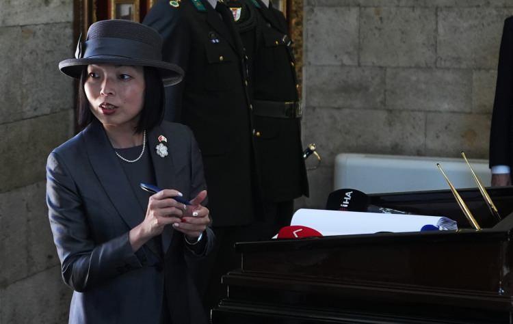 <p><strong>ÜÇ KUŞAKTIR SÜREN TÜRKİYE SEVGİMİZ DAHA DA PEKİŞTİ</strong></p>
<p>Prenses Akiko, Türkiye gezisinin kendisinde izler bıraktığını vurgulayarak, <strong><em>"Mitolojiyi çok seven biri olarak, Troya Antik Kenti'ne hayran kaldığımı hala hatırlıyorum. Kapadokya'da rüzgar ve yağmurun binlerce yıl boyunca oluşturduğu olağanüstü manzarayı gördüğümde ise kendimi evren karşısında ne kadar küçük hissettiğimi unutamam."</em></strong> şeklinde konuştu.</p>
<p> </p>