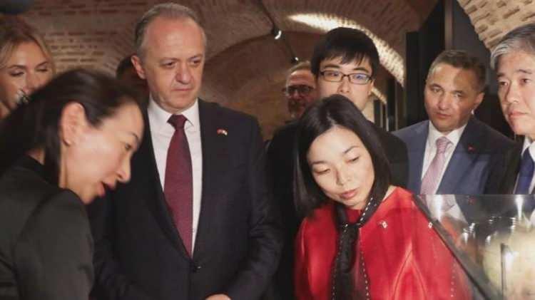<p>Mayıs ayında hayatını kaybeden Japon bilim insanı Dr. Omura'yı yad eden Bali, <strong><em>"Adı Kaman'daki arkeolojik çalışmalarla özdeşleşen değerli bir bilim insanı olan Dr. Omura, aynı zamanda Türkiye ile Japonya arasındaki kültürel ilişkilerin gelişmesinde de önemli rol oynadı. Eminim Dr. Omura'dan sonra yetiştirdiği öğrencileri, ustalık yaptığı ekip arkadaşları onun izinden gidecek ve Kaman'daki tarihi zenginliği bizlerle b</em></strong>uluşturmaya devam edecek." diye konuştu.</p>
