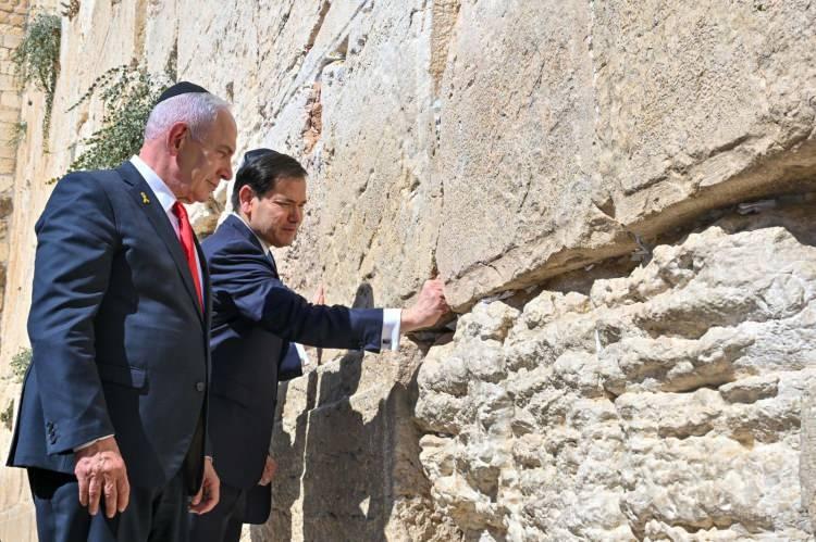 <p>Rubio, Ağlama Duvarı'na İsrail Başbakanı Binyamin Netanyahu ve ABD'nin İsrail Büyükelçisi Mike Huckabee ile birlikte geldi. Rubio, Netanyahu ve Huckabee, burada Musevi ritüelleri gereğince dua ederek duvara not bıraktı.</p>
