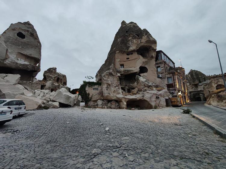 <p>İhbarla bölgeye sevk edilen AFAD ve jandarma ekipleri, çevrede güvenlik önlemi aldı. Olayla ilgili inceleme başlatıldı.</p>

