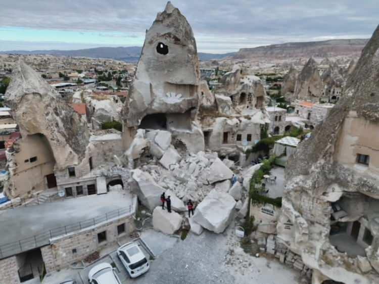 <p>Türkiye'nin önemli turizm merkezlerinden Kapadokya bölgesinde korkunç bir olay yaşandı. Merkeze bağlı Göreme beldesi Gaferli Mahallesi'nde, gece saatlerinde peribacasının büyük bölümü henüz bilinmeyen nedenle yıkıldı.<strong></strong></p>