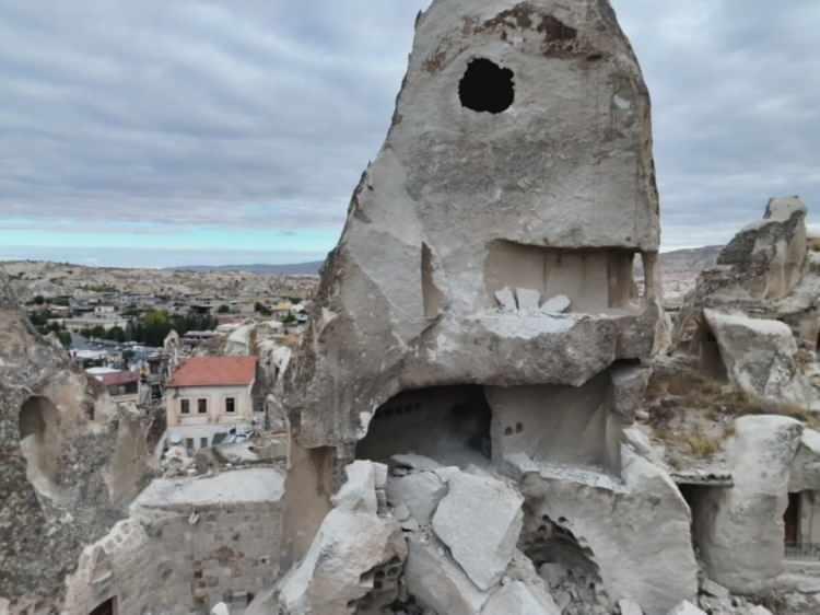 <p>Öte yandan yıkılan peribacasının karşısında bulunan iş yerine yansıyan güvenlik kamerası görüntülerinde, peribacasının yıkılmasıyla birlikte çevreyi toz bulutunun kapladığı görüldü.</p>