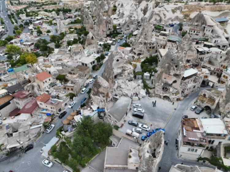 <p><span style="color:#FF0000"><strong>KAPADOKYA ALAN BAŞKANINDAN AÇIKLAMA</strong></span></p>
<p>Kapadokya Alan Başkanı Cem Aslanbay konuyla ilgili yaptığı açıklamada, “Yıkılan peribacasının eteklerinde eski dönemlerde açılmış kaya mekânlar bulunuyor. Ayrıca iklim değişikliğinin yarattığı sıcaklık farkları ve donma-çözünme etkisi nedeniyle güney cephesinde kaya kopması meydana geldi. Bu durum sonucunda kısmi bir tahribat oluştu” dedi.</p>