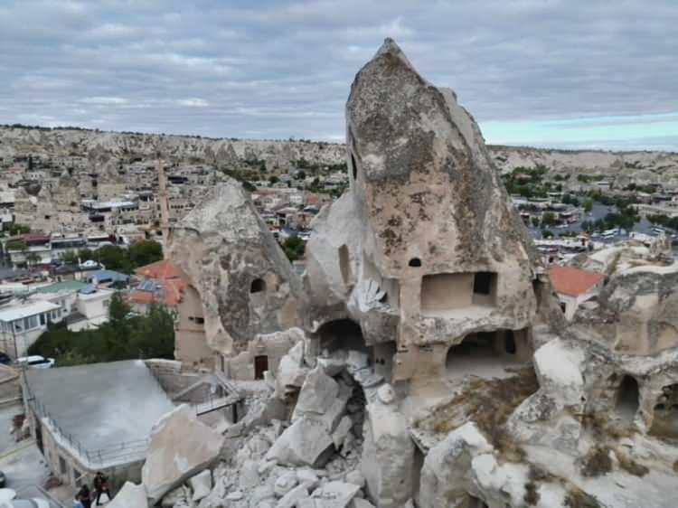 <p>Düşen kaya bloklarının temizliği konusunda ise iş makinelerinin oluşturacağı titreşimlerin çevredeki diğer peribacalarına zarar verebileceği değerlendirildi. Bu nedenle kırıcı makinelerle temizlik çalışması yapılmasının uygun görülmediği bildirildi. Kapadokya Alan Başkanlığı ekiplerinin, söz konusu peribacasına yönelik müdahale planlarını hazırlamaya başladığı kaydedildi.</p>
