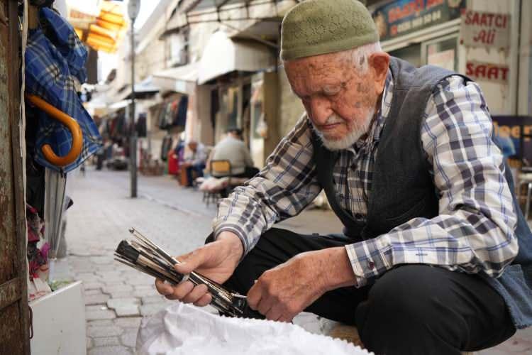<p>Bir pazar günü evde durduğunu ancak çalışmayınca çok sıkıldığını anlatan Yıldız, şunları söyledi:</p>

<p><strong>"Kendimi methedemem, kendini övmek bence terbiyesizlik. 50 yıldır şemsiye tamir ediyorum. </strong></p>
