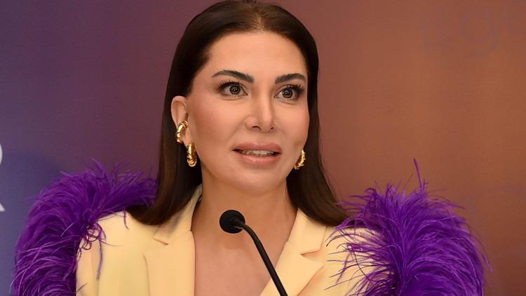 <p><strong>Farklı bir tarzla sevenlerinin karşısına çıkan ünlü şarkıcının, terliğinin yalnızca sıra dışı tasarımı değil fiyatı da dudak uçuklattı.</strong></p>