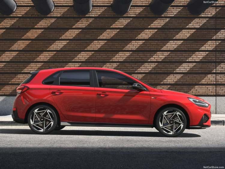 <p>Türkiye'de Prime ve Comfort olmak üzere iki farklı donanım paketiyle satışa sunulan hatchback gövde tipindeki Hyundai i30, modern tasarımı, çevik sürüş dinamikleri, güçlü motor seçeneği ve ileri teknolojileriyle C segmentinde yeniden güçlü bir oyuncu olarak yollara çıkmaya hazır.</p>