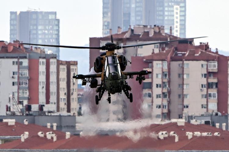 <p>TEKNOFEST İstanbul, havacılık ve savunma sanayisinin hava gösterilerine de sahne olacak. Etkinliğin ikinci gününde SOLOTÜRK ve Türk Yıldızları'nın yanı sıra F-16 savaş uçakları uçuş gösterisi yapacak.</p> <p>Festivalde, ATAK helikopterleri, Hürkuş, ANKA, Bayraktar TB2, Bayraktar TB3 ve Bayraktar AKINCI da yer alacak.</p>
