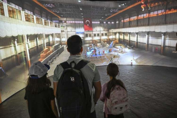 <p>Öte yandan TEKNOFEST İstanbul kapsamında oluşturulan ASELSAN'ın Çelik Kubbe deneyim alanı, ileri görüntüleme teknolojileriyle ziyaretçilere sistemi deneyimleme imkanı sunuyor.</p> <p> </p>
