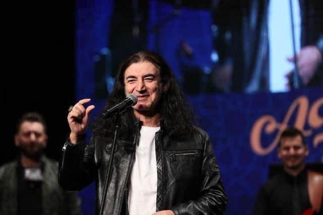<p>"Bu Akşam Ölürüm" parçası başta olmak üzere sayısız hit parçaya imza atan ünlü şarkıcı Murat Kekilli, müzik hayatındaki başarısının yanı sıra yardımsever kişiliği ve toplumsal konulardaki hassasiyetiyle sık sık adından söz ettiriyor.</p>